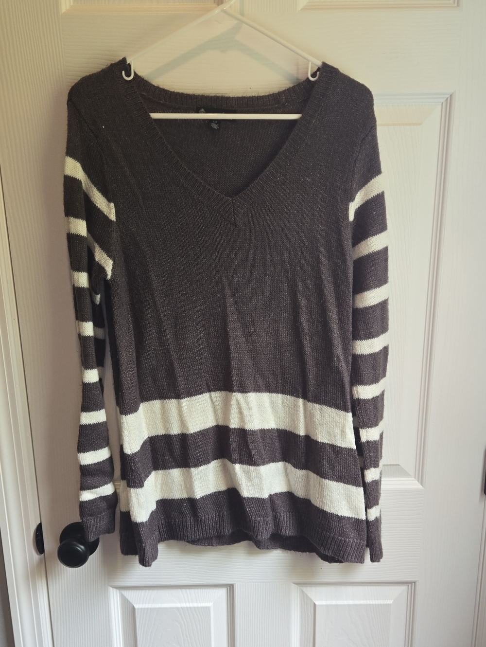 Signature Studio Brown & White V-Neck Striped Sweater